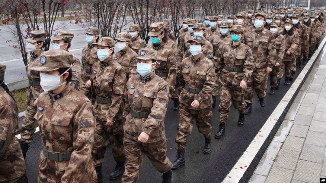 Tim medis militer yang dikerahkan ke Rumah Sakit Jinyintan di Wuhan, Provinsi Hubei, untuk membantu penanganan pasien yang terjangkit virus Corona, 26 Januari 2020. (Cheng Min/Xinhua via AP)
