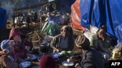 Keluarga pengungsi Kachin di dekat desa Lung Byeng, Waimaw , negara bagian Kachin, 21 Januari 2017. (Foto: dok). 