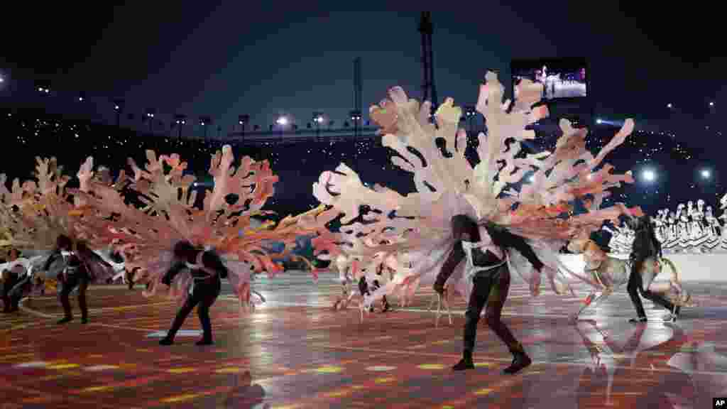 &#39;Yan rawa na taka rawa yayin da da ake bude wasan Olympics a Pyeongchang, Korea ta Kudu, Faburairu. 9, 2018.