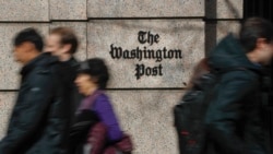 Warga berjalan melewati gedung One Franklin Square, yang merupakan markas dari The Washington Post, di pusat Kota Washington, pada 21 Februari 2019. (Foto: AP/Pablo Martinez Monsivais)