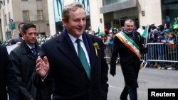 El primer ministro irlandés, Enda Kenny participa del tradicional desfile anual en la 5ta. Avenida en Nueva York por el Día de San Patricio.