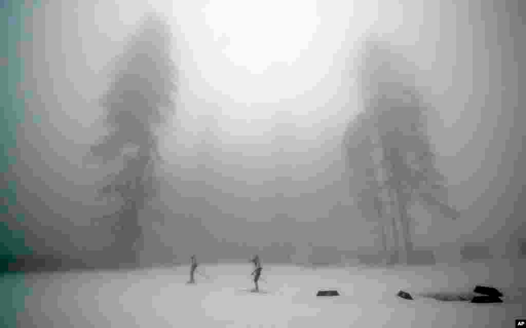 هر چندمسابقه ۱۵ کیلومتر دوگانه مردان به علت بدی هوا برای دومین بار لغو شد، ورزشکاران در هوای مه آلود به تمرینات خود ادامه می دهند - سوچی، ۱۷ فوریه ۲۰۱۴