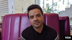 El reconocido artista Luis Fonsi, habló de su amor a Puerto Rico, su colaboración en proyectos humanitarios y la dedicación a su familia. Foto: Veronica Villafañe/VOA.