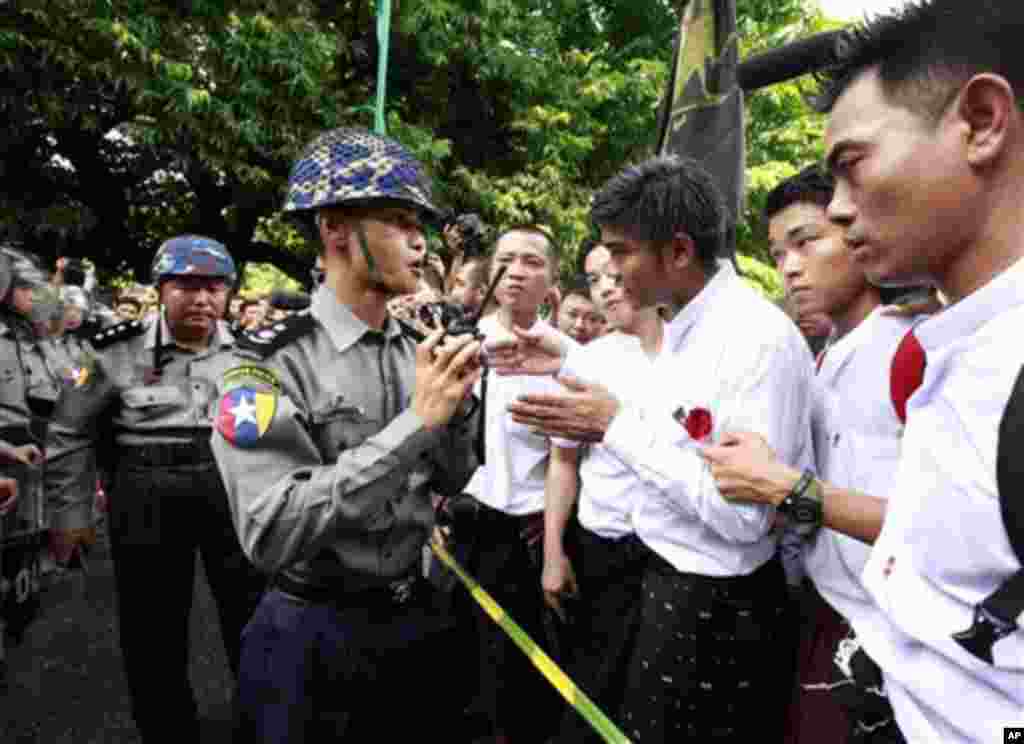 ခွင့်ပြုချက်မပါဘဲ ဆန္ဒပြလို့ ကျောင်းသားတွေကို တားဆီးနေစဉ်