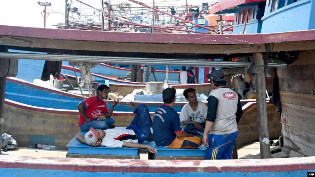 Para nelayan beristirahat di kapalnya di pelabuhan di Jakarta, 5 Mei 2019. (Foto: AFP)