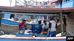 Para nelayan beristirahat di kapalnya di pelabuhan di Jakarta, 5 Mei 2019. (Foto: AFP)