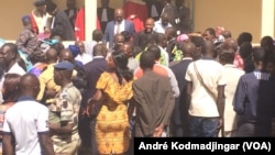 Vue de l'entrée principale de la salle d'audience du palais de justice de N'Djamena, Tchad, le 11 janvier 2018. (VOA/André Kodmadjingar)