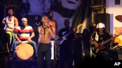 Seun Kuti, fils de la légende de la musique afrobeat Fela Kuti, se produit à "Felabration", un événement annuel rendant hommage à son père, au New Afrika Shrine à Lagos, au Nigeria, aux premières heures du dimanche 20 octobre 2013.