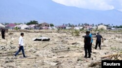 Indonesian President Joko Widodo visits an area affected by an earthquake at Petobo district, Palu, Central Sulawesi, Indonesia, Oct. 3, 2018, in this photo taken by Antara Foto. 