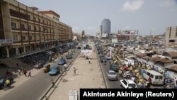 Vue partielle du marché Tokpa, l'un des plus grands marchés à ciel ouvert de l'Afrique de l'Ouest, Cotonou, Bénin, le 4 mars 2016. (Photo: Reuters/Akintunde Akinleye)