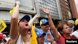 Simpatizantes de la oposición protagonizan una protesta en Caracas para impugnar la legitimidad del gobierno de Maduro.