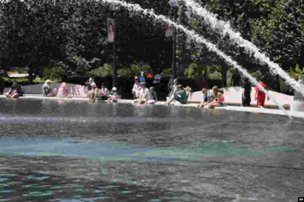 在水池一旁歇息