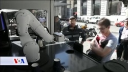 Robot koji pravi kafu