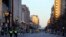 2013年4月16日，两名警察走在波士顿马拉松爆炸案现场附近的街道上。