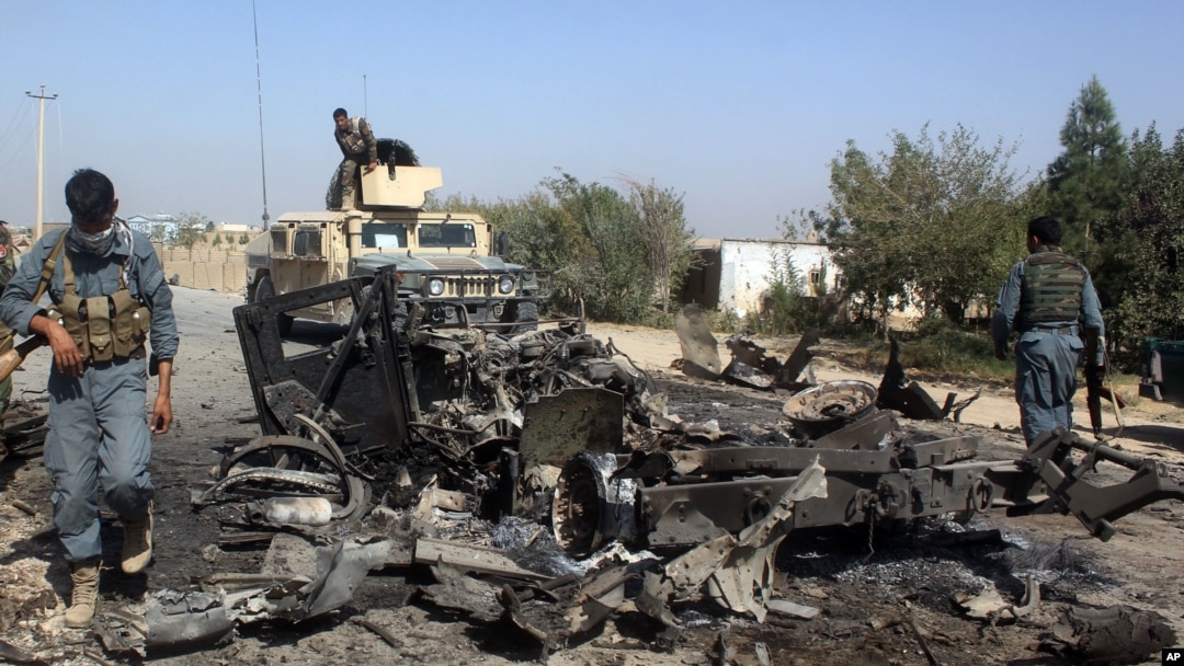 Pasukan keamanan Afghanistan memeriksa lokasi serangan udara di Kunduz, utara Kabul, Afghanistan (2/10).