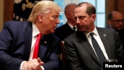 Presiden AS Donald Trump berbicara dengan Menteri Kesehatan Alex Azar di Gedung Putih (foto: dok). 