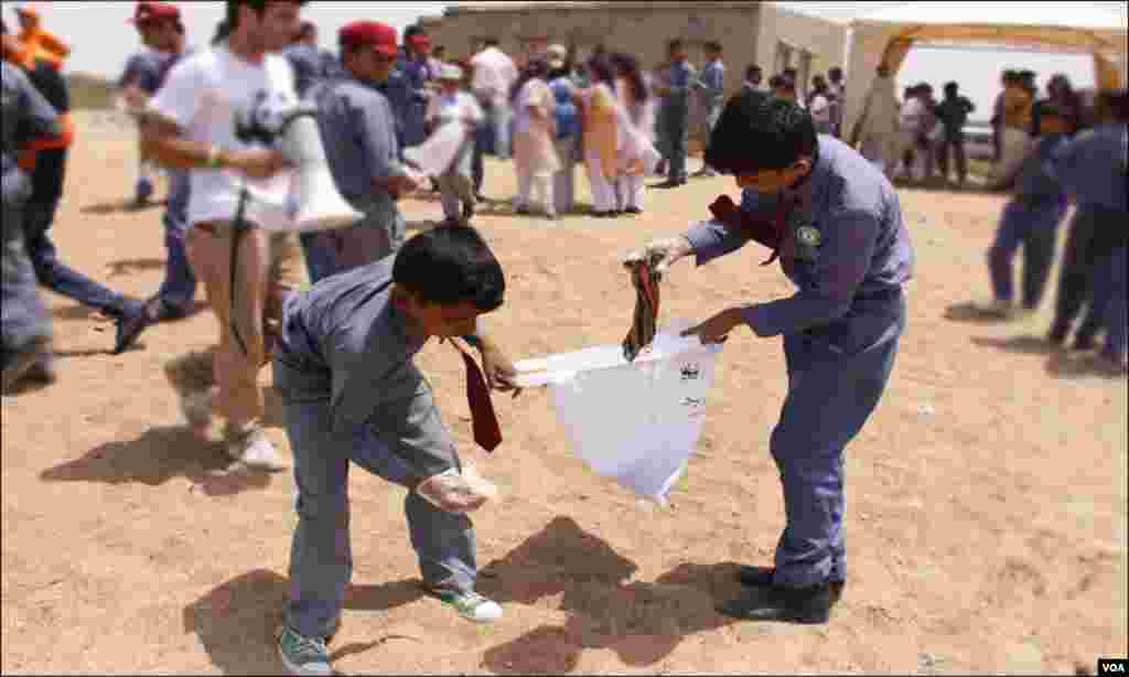 مہم کے دوران، اسکول کے بچوں نے ساحل سمندر کی صفائی کی