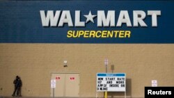 Autoridades cerraron calles aledañas a la tienda Walmart en Amarillo, Texas, como medida de precaución.