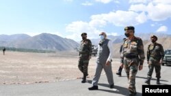 Perdana Menteri India Narendra Modi meninjau pangkalan militer di Ladakh, kawasan Himalaya yang berbatasan dengan China, 3 Juli 2020.