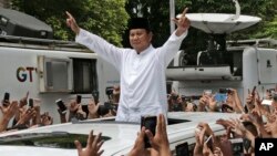 Capres 02 Prabowo Subianto saat menyapa pendukungnya pada acara syukuran kemenangan di Jakarta, Jumat 19 April 2019 lalu. 