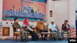 Diskusi bertema “Masjid Dalam Pusaran Kekuasaan,” yang berlangsung di Jakarta, hari Rabu (30/5). (Foto: VOA/Fathiyah)