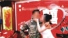 联邦检察官提交的证据显示，一张大约在2025年3月拍摄的假婚礼照片被提交给美国公民及移民服务局，作为申请绿卡的辅助文件。司法部2026年8月12日)宣布逮捕11名涉入检方所说的美国史上最大婚姻欺诈案之一，他们被控以假结婚方式帮助主要是中国公民的外国人骗取美国移民身份。