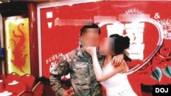 联邦检察官提交的证据显示，一张大约在2025年3月拍摄的假婚礼照片被提交给美国公民及移民服务局，作为申请绿卡的辅助文件。司法部2026年8月12日)宣布逮捕11名涉入检方所说的美国史上最大婚姻欺诈案之一，他们被控以假结婚方式帮助主要是中国公民的外国人骗取美国移民身份。