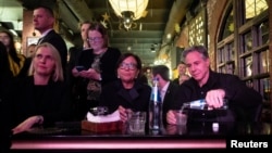 Державний секретар США Ентоні Блінкен разом із посолкою США в Україні Бріджит Брінк відвідують бар "Barman Dictat". Київ, 14 травня, 2024 року.