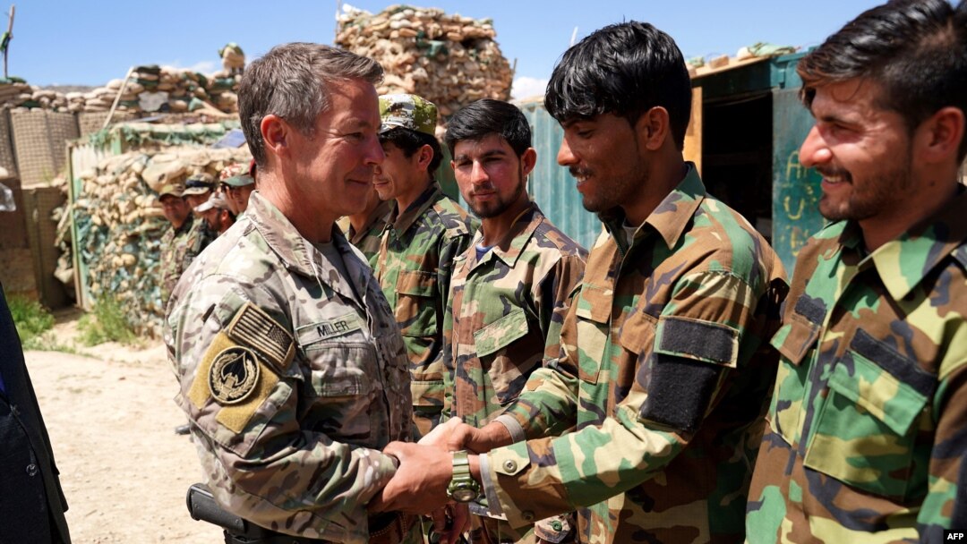 د جنرال سکاټ مېلر یو پخوانی عکس چې په وردک ولایت کې له افغان عسکرو سره روغبړ کوي.