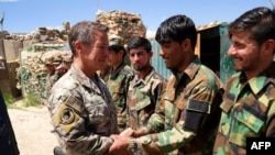 美國駐阿富汗部隊指揮官米勒將軍（圖左）到訪阿富汗部隊基地（資料圖片）