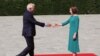 Верховний представник ЄС із закордонних справ Жозеп Боррель і президентка Молдови Мая Санду під час зустрічі Європейської політичної спільноти у замку Мімі, Молдова, 1 червня 2023 р. REUTERS/Vladislav Culiomza