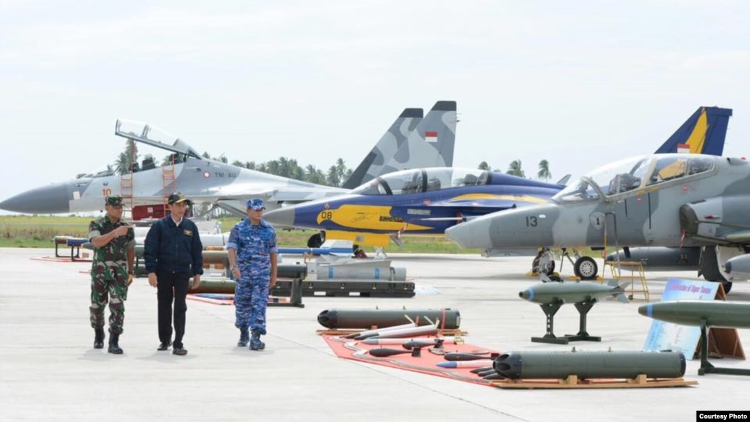 Presiden Joko Widodo (tengah) saat meninjau peralatan tempur TNI-AU di Kepulauan Natuna, Kamis 6/10 (foto: Biro Setpres RI/Facebook).