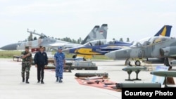 Presiden Joko Widodo (tengah) saat meninjau peralatan tempur TNI-AU di Kepulauan Natuna, Kamis 6/10 (foto: Biro Setpres RI/Facebook).