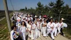 བུད་མེད་ཀྱི་ཐོབ་ཐང་དོན་གཉེར་བས་ལྷོ་བྱང་ཀོ་རི་ཡའི་ས་མཚམས་བརྒལ་ཏེ་ཕྱིན་ཡོད་པ།
