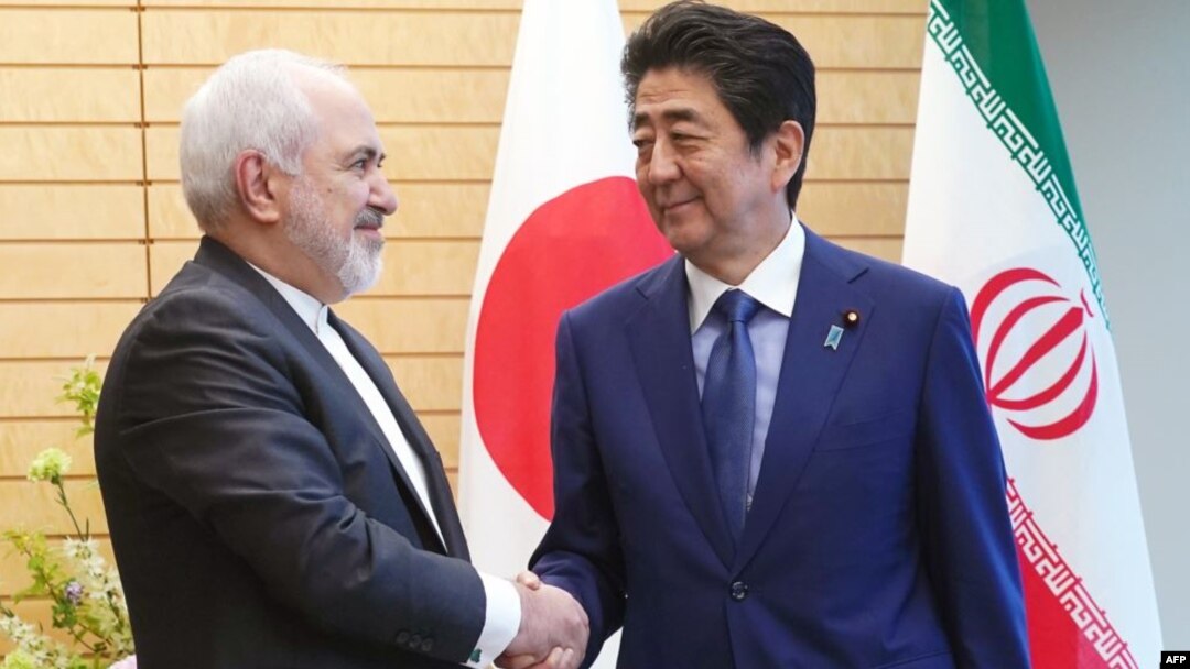 Perdana Menteri Jepang Shinzo Abe (kanan) saat menerima Menlu Iran Javad Zarif di Tokyo bulan lalu (foto: dok). 