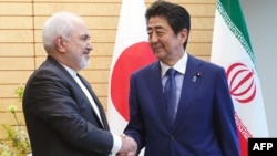 Perdana Menteri Jepang Shinzo Abe (kanan) saat menerima Menlu Iran Javad Zarif di Tokyo bulan lalu (foto: dok). 