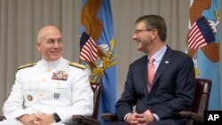 El nuevo jefe del Comando Sur, almirante Kurt Tidd y el secretario de Defensa, Ash Carter, durante la ceremonia de cambio de mando en la sede del Comando Sur, en Miami. Enero 14, 2016.