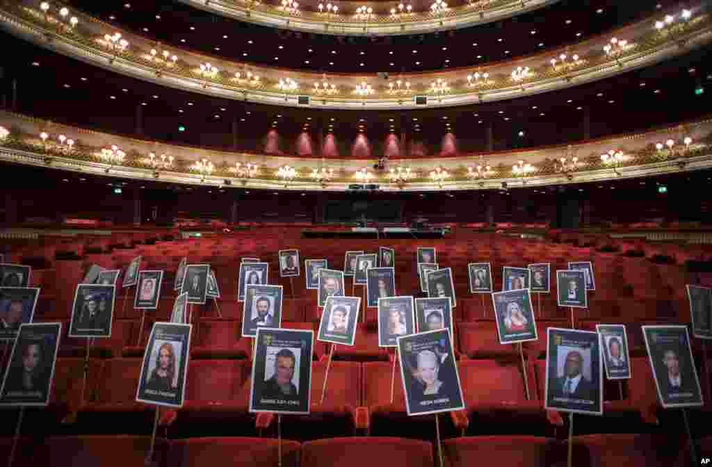 Susunan tempat duduk di Royal Opera House, Covent Garden, London, ditandai dengan foto, menjelang penghargaan Akademi Film dan Televisi Inggris (BAFTA).