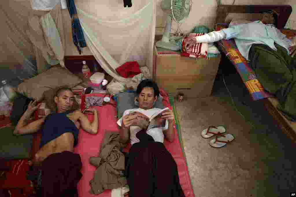 Patients from Burma pass the time at Mae Tao clinic in Mae Sot, in northwest Thailand, October 13, 2010.