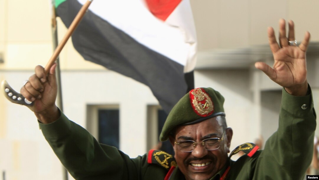 Presiden Sudan Omar Hassan al-Bashir melambaikan tangan kepada rakyatnya setelah menerima laporan kemenangan atas wilayah Heglig dari Kementrian Pertahanan Sudan di Khartoum (20/4).
