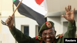 Presiden Sudan Omar Hassan al-Bashir melambaikan tangan kepada rakyatnya setelah menerima laporan kemenangan atas wilayah Heglig dari Kementrian Pertahanan Sudan di Khartoum (20/4).