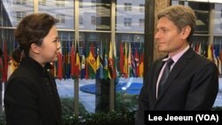 VOA Korean Service’s Cho Eunjung (left) interviews U.S. Assistant Secretary of State for Democracy, Human Rights and Labor Tom Malinowski. 