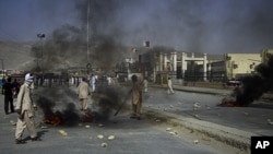 ຊາວຊີໄອທ໌ມຸສລິມທີ່ມີຄວາມໂກດແຄ້ນພາກັນຈູດຢາງຕີນລົດເພື່ອປະທ້ວງຕໍ່ການທີ່ມືປືນໄດ້ສັງຫານຜູ້ຄົນໃນປະ ຊາຄົມເຂົາເຈົ້າ ທີ່ເມືອງ Quetta ໃນພາກຕາເວັນຕົກສຽງໃຕ້ຂອງປາກິສຖານ (30 ກໍລະກົດ 2011)