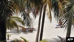 Des touristes sur la plage en Casamance, au sud du Sénégal, le 17 mai 2008.