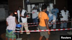 20일 라이베리아 몬로비아 시민들이 '국경없는 의사회'가 나눠주는 살균제를 받고 있다.