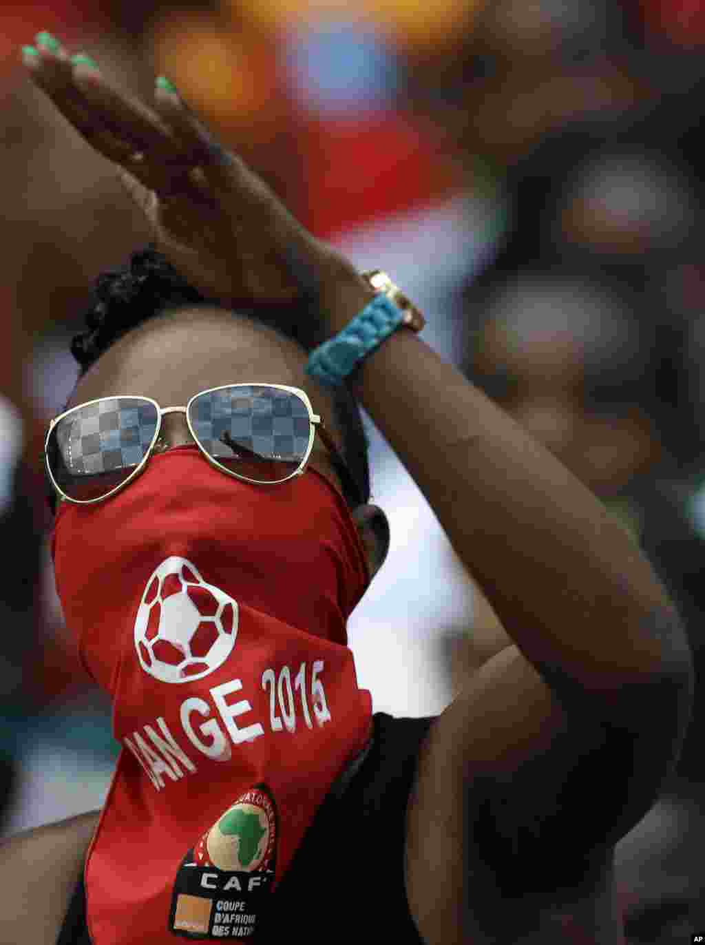 Une main levée, un supporter de la Guinée équatoriale encourage son équipe pendant le match de football de la Coupe d&#39;Afrique des Nations Groupe A entre la Guinée équatoriale et le Burkina Faso à Bata, en Guinée équatoriale, mercredi 21 janvier 2015.