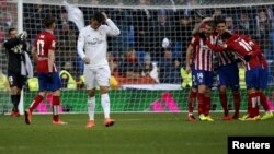 Une rencontre Atletico contre Real Madrid au championnat d’Espagne à Madrid, Espagne, 27 février 2016.