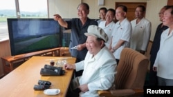 ARCHIVO: El líder norcoreano Kim Jong Un supervisa una prueba de rendimiento de drones en un lugar no revelado en Corea del Norte, el 24 de agosto de 2024, en esta foto publicada por la Agencia Central de Noticias de Corea del Norte.