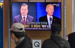 지난 9일 한국 서울역에 설치된 TV에서 조 바이든 미국 민주당 대선후보 관련 보도가 나오고 있다.
