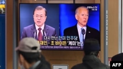 지난 9일 한국 서울역에 설치된 TV에서 조 바이든 미국 민주당 대선후보 관련 보도가 나오고 있다.